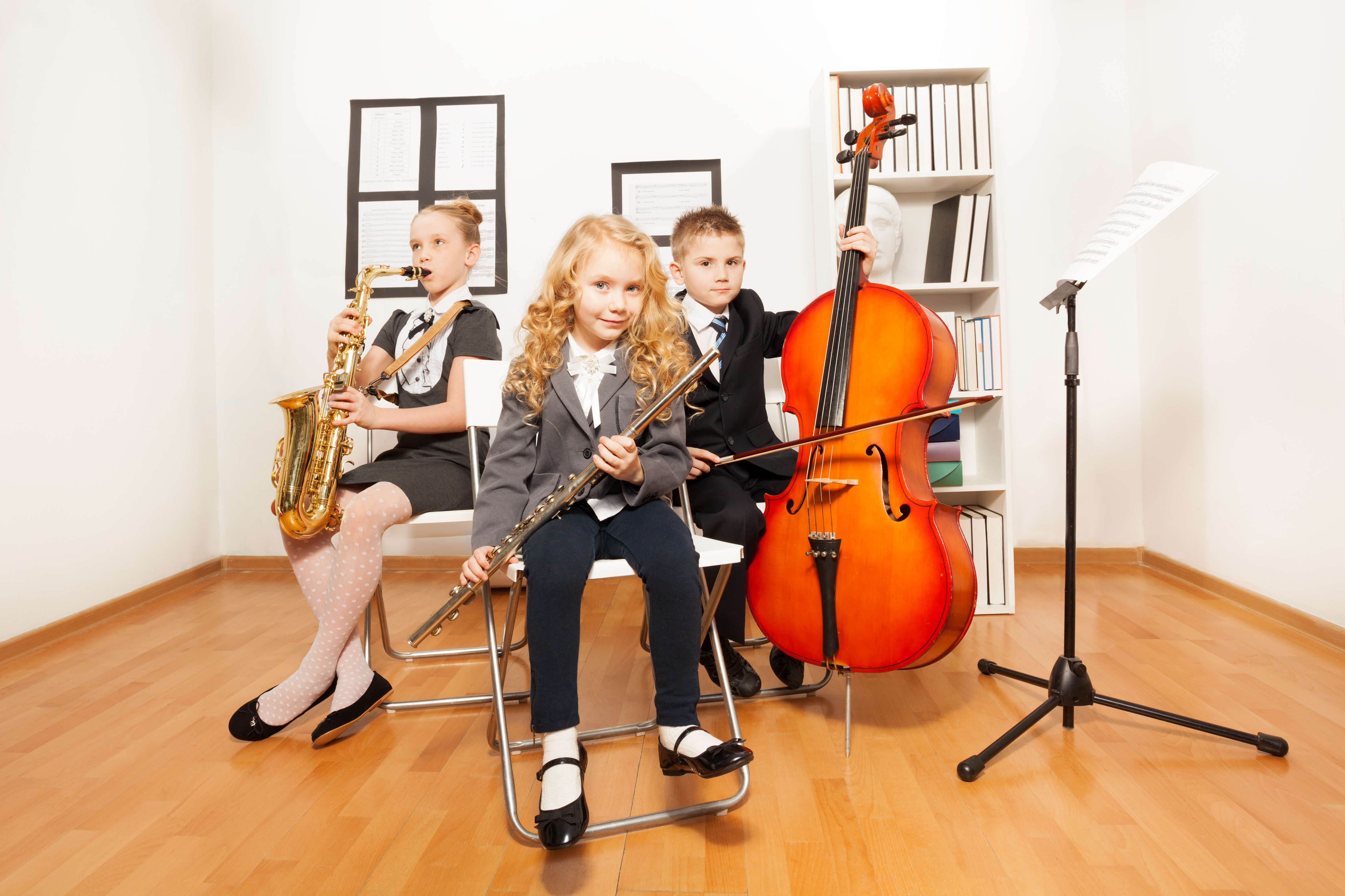 Вечера в музыкальных школах. Музыкальные инструменты для детей. Дети музыканты. Дети в музыкальной школе. Дети играют на инструментах.